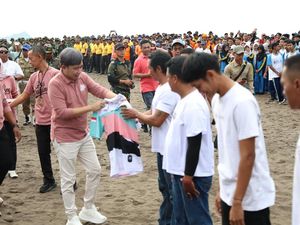 Bupati Fawait Pimpin Aksi Bersih-bersih Sampah di Pantai Jember