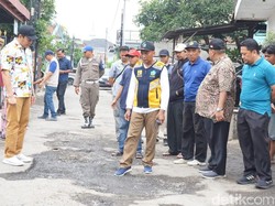 Bupati Sidoarjo Keliling Pastikan Perbaikan Jalan Berjalan Maksimal