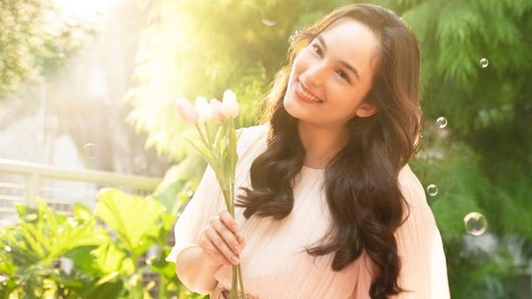 Seru! Potret Chelsea Islan Ngopi dan Ngemil Donat di Kafe