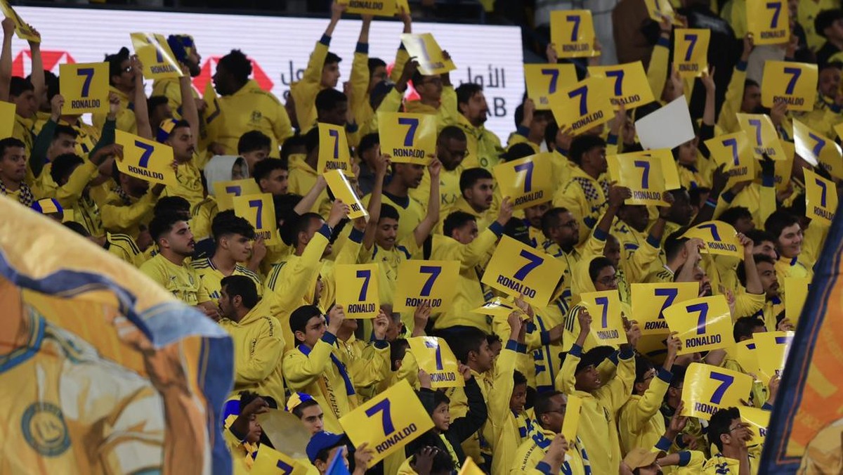 Fans Al Nassr memberi dukungan buat Cristiano Ronaldo. (Foto: dok. Twitter/@AlNassrFC)
