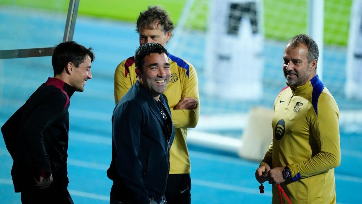 Deco (tengah) dan Hansi Flick (kanan) saat berada di Jeddah tahun lalu. Foto: NurPhoto via Getty Images/NurPhoto