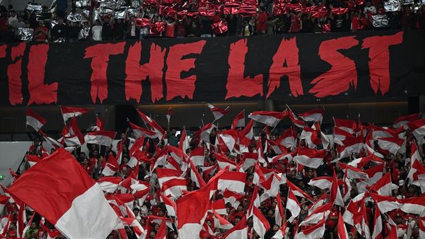 Suporter bersorak mendukung Timnas Futsal Indonesia saat melawan Iran saat pertandingan final AFC Futsal Asian Cup 2026 di Indonesia Arena, Senayan, Jakarta, Sabtu (7/2/2026). ANTARA FOTO/Bayu Pratama S/fzn/agr