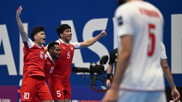 Pemain Timnas futsal Indonesia melakukan selebrasi usai mencetak gol ke gawang Timnas futsal Iran saat pertandingan final AFC Futsal Asian Cup 2026 di Indonesia Arena, Senayan, Jakarta, Sabtu (7/2/2026). ANTARA FOTO/Bayu Pratama S/fzn/agr