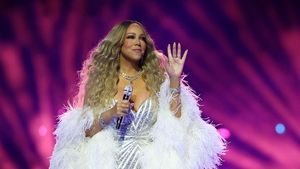 Foto: Mariah Carey Berkilau di Winter Olympics 2026, Pakai Berlian Rp 230 M