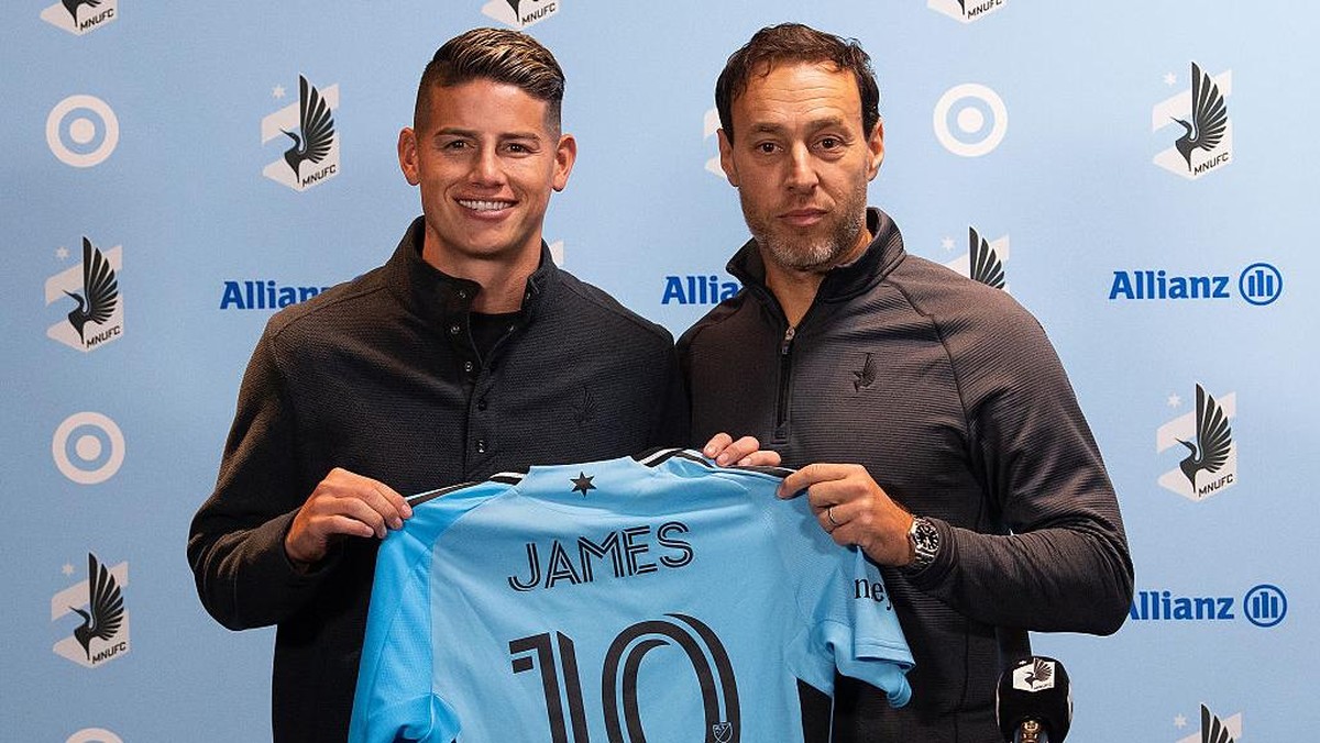 James Rodriguez (kiri) berfoto bersama direktur olahraga Minnesota United, Khaled El-Ahmad. Foto: MLS via Getty Images/Minnesota United FC