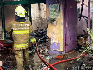Petugas Tembus Jalan Sempit Padamkan Kebakaran Rumah di Bandung