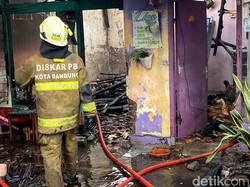 Petugas Tembus Jalan Sempit Padamkan Kebakaran Rumah di Bandung