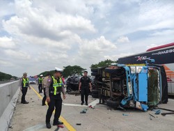 Kecelakaan Beruntun di Tol Ngawi, Truk dan Minibus Terguling