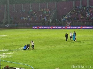 Laga Persik Kediri Vs Dewa United Dihentikan Sementara