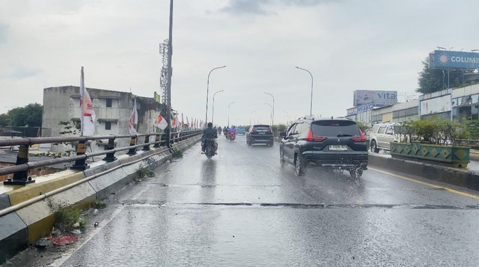 Flyover Ciputat Terkena Lubang, Kecelakaan Sepeda Motor Tak Henti