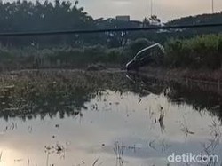 Belajar Nyetir Mobil, Emak-emak Salah Injak Gas Nyemplung Rawa Bojonegoro