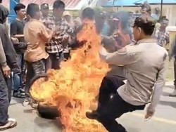 Polisi Tendang Ban Terbakar Saat Demo di Muna Barat, 5 Demonstran Luka Bakar