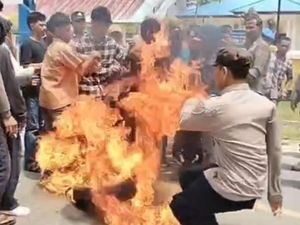Detik-detik Polisi Tendang Ban Terbakar Bikin 5 Mahasiswa Luka Bakar di Mubar