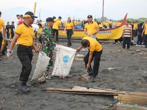 Kapolres Jembrana Pimpin Aksi Bersih Pantai Tanjung Cemara