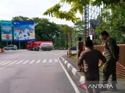 Satpol PP Turunkan Reklame hingga Baliho di Banjarmasin Usai Disorot Prabowo