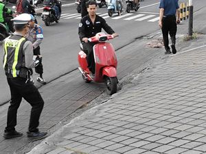 Pengendara Vespa di Badung Nekat Terobos Petugas Operasi Keselamatan di Dalung