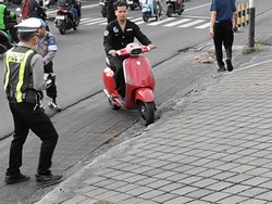 Pengendara Vespa di Badung Nekat Terobos Petugas Operasi Keselamatan di Dalung