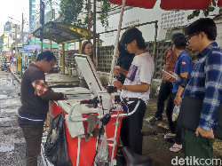 Bertaruh Nasib dari Penjualan Cup, Begini Curhatan Penjual Kopi Keliling