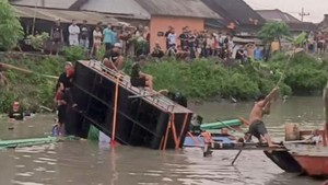 Video Perahu Angkut Sound Horeg Terguling di Sungai Sidoarjo
