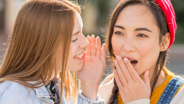 Berbagi rahasia membangun kepercayaan dan keintiman emosional, menjadikan pertemanan perempuan terasa lebih dekat dan aman.