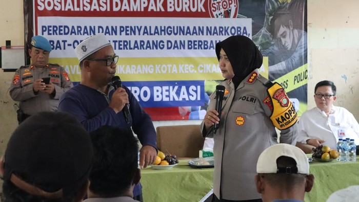 Polres Bekasi Edukasi Bahaya Narkoba dan Bagikan Bansos di Kampung Kavling