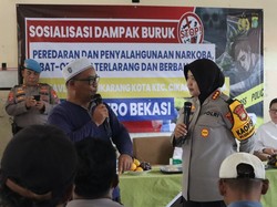 Polres Bekasi Edukasi Bahaya Narkoba Sambil Berbagi Bansos di Kampung Kavling