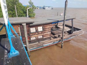 Polisi Sergap Pompong Penyelundup 2 Ton Kayu Ilegal di Sungai Apit Siak