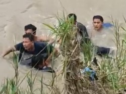 Warga Kendal Hanyut Saat Arung Jeram Pakai Ban, 2 Selamat-1 Hilang