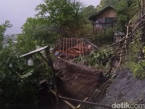 Ngeri, Rumah Warga Bima Rata dengan Tanah Usai Tertimpa Batu Besar
