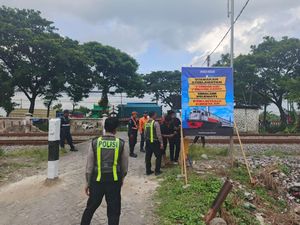 Cegah Kecelakaan, Polres Lamongan Pasang Banner Imbauan di Perlintasan KA