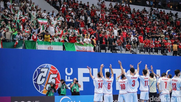 Timnas Iran merayakan kemenangan dalam ajang AFC Futsal ASIAN CUP di Indonesia Arena, Jakarta, Sabtu (7/2/2026). Timnas Futsal Indonesia nyaris meraih gelar juara pertamanya usai dikalahkan Iran hingga adu pinalti.