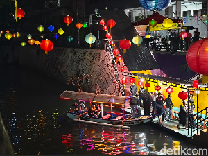 Syahdu Naik Perahu Menikmati Kali Pepe Berhias Lampion