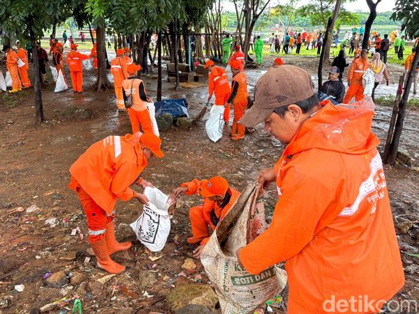 Danau Sunter Dibersihkan, Warga dan Aparat Turun Tangan