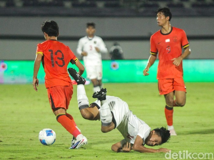 Timnas Indonesia U-17 harus menelan kekalahan telak saat menghadapi China U-17 dalam laga uji coba di Indomilk Arena, Tangerang, Minggu (8/2/2026). Garuda Muda dibantai dengan skor 0-7, menandai malam yang berat bagi skuad asuhan pelatih Indonesia.