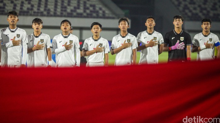 Timnas Indonesia U-17 harus menelan kekalahan telak saat menghadapi China U-17 dalam laga uji coba di Indomilk Arena, Tangerang, Minggu (8/2/2026). Garuda Muda dibantai dengan skor 0-7, menandai malam yang berat bagi skuad asuhan pelatih Indonesia.