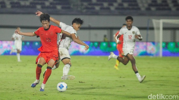 Timnas Indonesia U-17 harus menelan kekalahan telak saat menghadapi China U-17 dalam laga uji coba di Indomilk Arena, Tangerang, Minggu (8/2/2026). Garuda Muda dibantai dengan skor 0-7, menandai malam yang berat bagi skuad asuhan pelatih Indonesia.