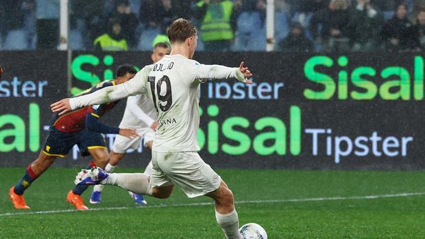 Soccer Football - Serie A - Genoa v Napoli - Stadio Comunale Luigi Ferraris, Genoa, Italy - February 7, 2026 Napoli's Rasmus Hojlund celebrates scoring their first goal with Alessandro Buongiorno REUTERS/Ciro De Luca