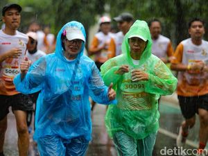 Hujan Tak Surutkan Warga Lari Keliling RI di TMII