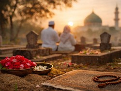 Tradisi Nyekar Jelang Ramadhan di Jatim, Bagaimana Hukumnya?