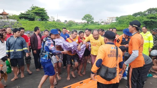 Jasad Juna dievakuasi petugas dari dasar muara sungai Pantai Gumicik, Minggu (2/8/2026). (Dok Polres Gianyar).