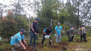 Kapolres Bogor Tanam Pohon-Tebar Benih di Sungai Cisadane Jelang Hari Pers
