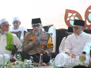 Kapolresta Banyuwangi menyampaikan pesan penting di Haul Masyayikh ke-14, menekankan nilai ulama dan pentingnya tertib berlalu lintas untuk keamanan masyarakat.