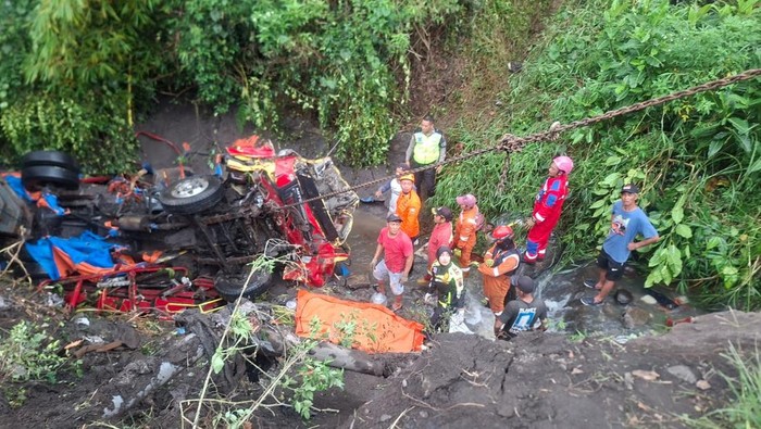 2 Truk Nyemplung Jurang di Tanjakan Jlegong Semarang, 1 Orang Tewas