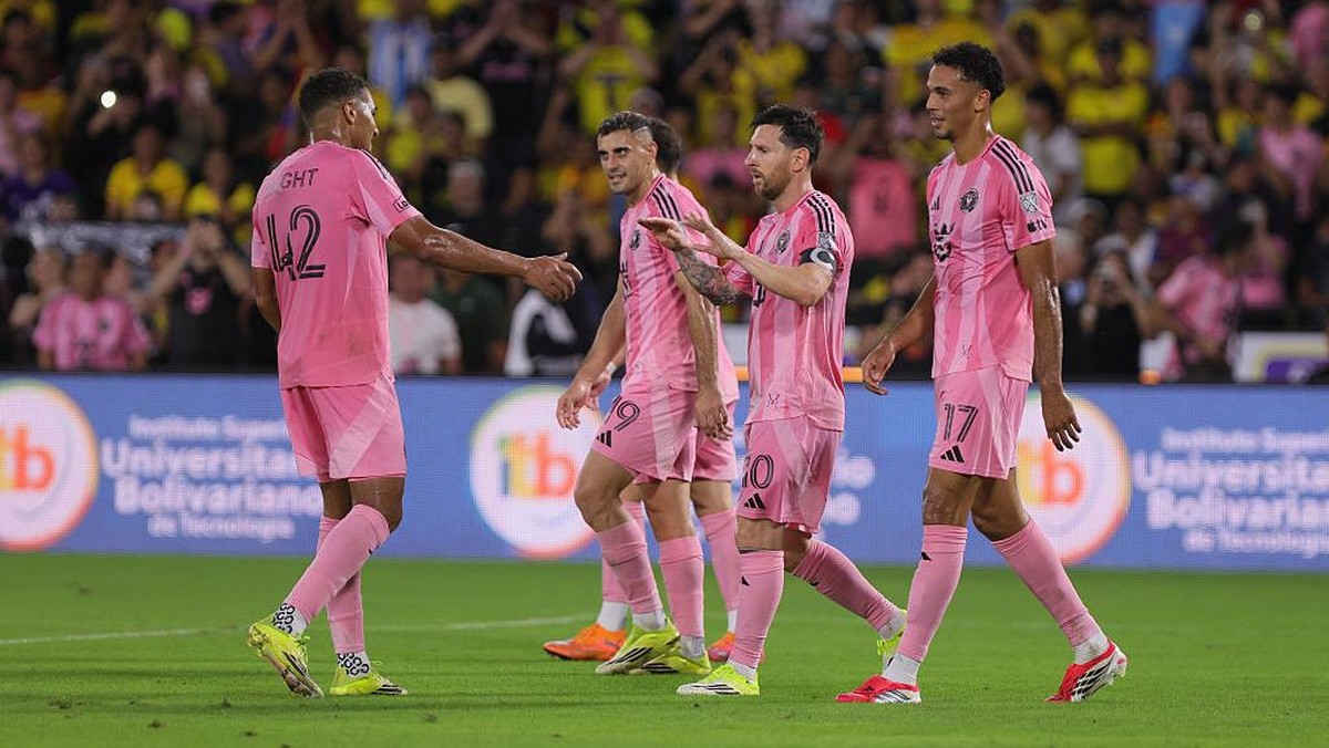 Messi (10) saat merayakan golnya ke gawang Barcelona. Foto: Getty Images/Franklin Jacome