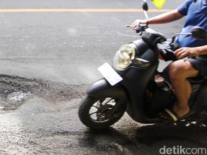 Lubang Menganga di Jalan Sawangan, Pengendara Terancam