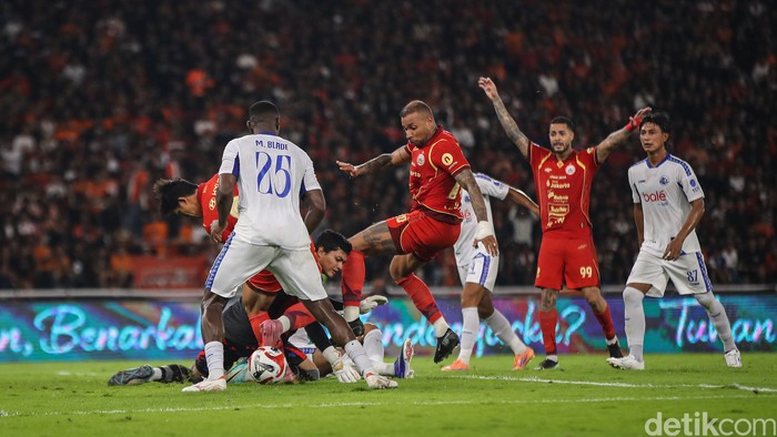 Persija Jakarta harus menelan kekalahan saat menjamu Arema FC di Stadion Utama Gelora Bung Karno (GBK), Senayan, Jakarta, Minggu (8/2/2026). Tim tamu Arema FC berhasil membawa pulang kemenangan dengan skor 2-0, mengakhiri perlawanan tuan rumah Macan 