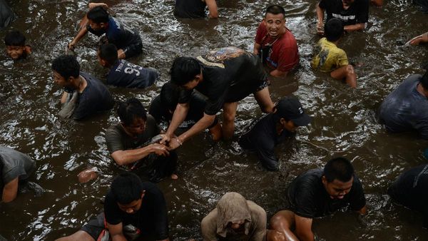 Menguras Sendang dan Menangkap Ikan, Tradisi Nawu Sendang Gotan