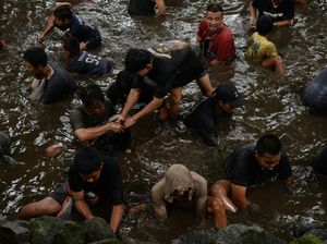 Menguras Sendang dan Menangkap Ikan, Tradisi Nawu Sendang Gotan