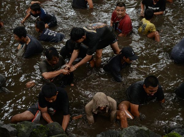 Menguras Sendang dan Menangkap Ikan, Tradisi Nawu Sendang Gotan