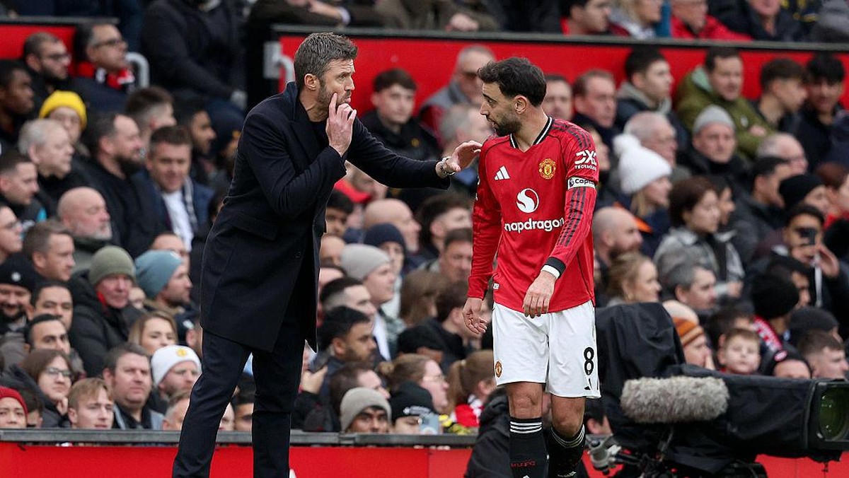 Michael Carrick (kiri) dan Bruno Fernandes saat melawan Manchester City bulan lalu. Foto: Getty Images/Neal Simpson/Allstar